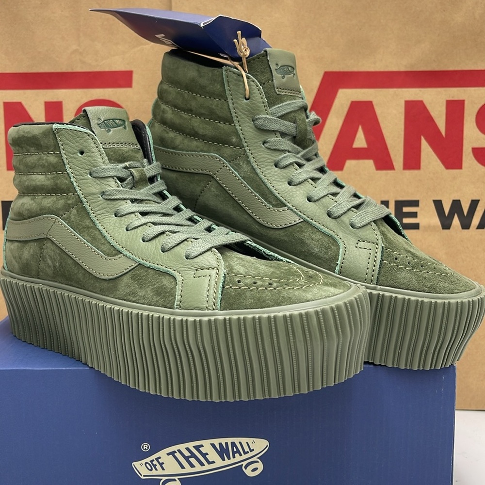 Vans WMNS Sk8-Hi Reissue 3 Platform Lx Suede/Leather Army
VN000CNFARM
Mono Snkrs - Picture 4 of 16
